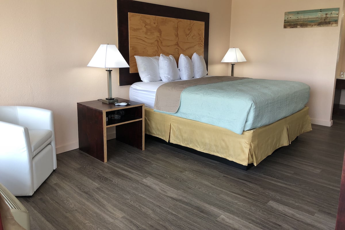 In-room safe, desk, free WiFi