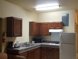 Fridge, microwave, coffee/tea maker - Reddy Hotel (Plainview)
