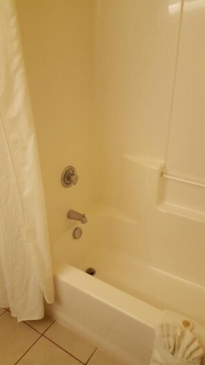 Combined shower/bathtub, free toiletries, towels - Reddy Hotel (Plainview)