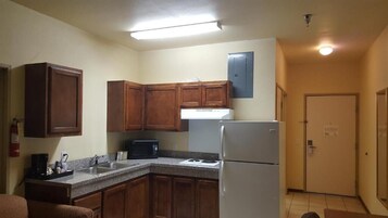 Cafetera/tetera, refrigerador, microondas