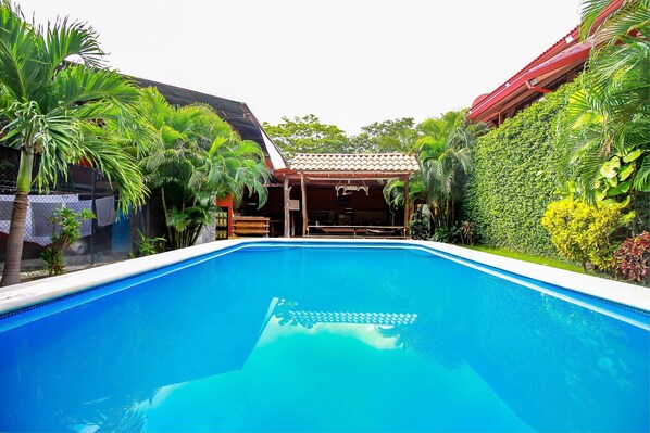 حمّام سباحة خارجي