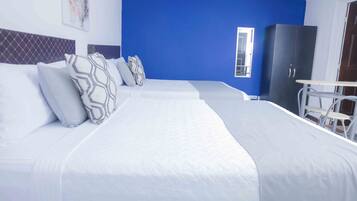 Quarto quádruplo luxo, 2 camas Queen, banheiro privativo, vista para o pátio | 1 quarto, roupas de cama premium, Wi-Fi de cortesia, roupa de cama