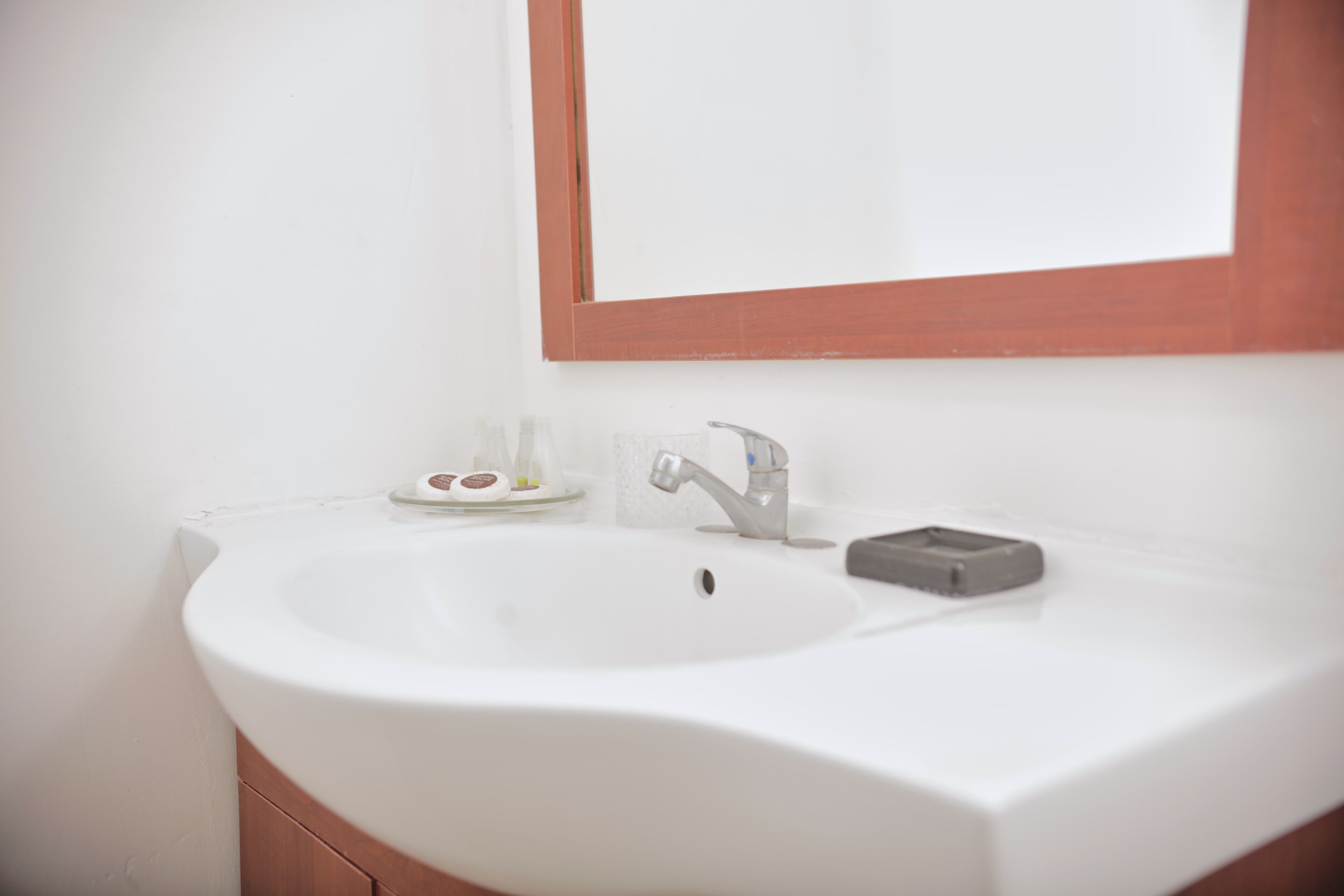 comfort studio, 1 queen bed, courtyard view | bathroom | shower, free toiletries, towels