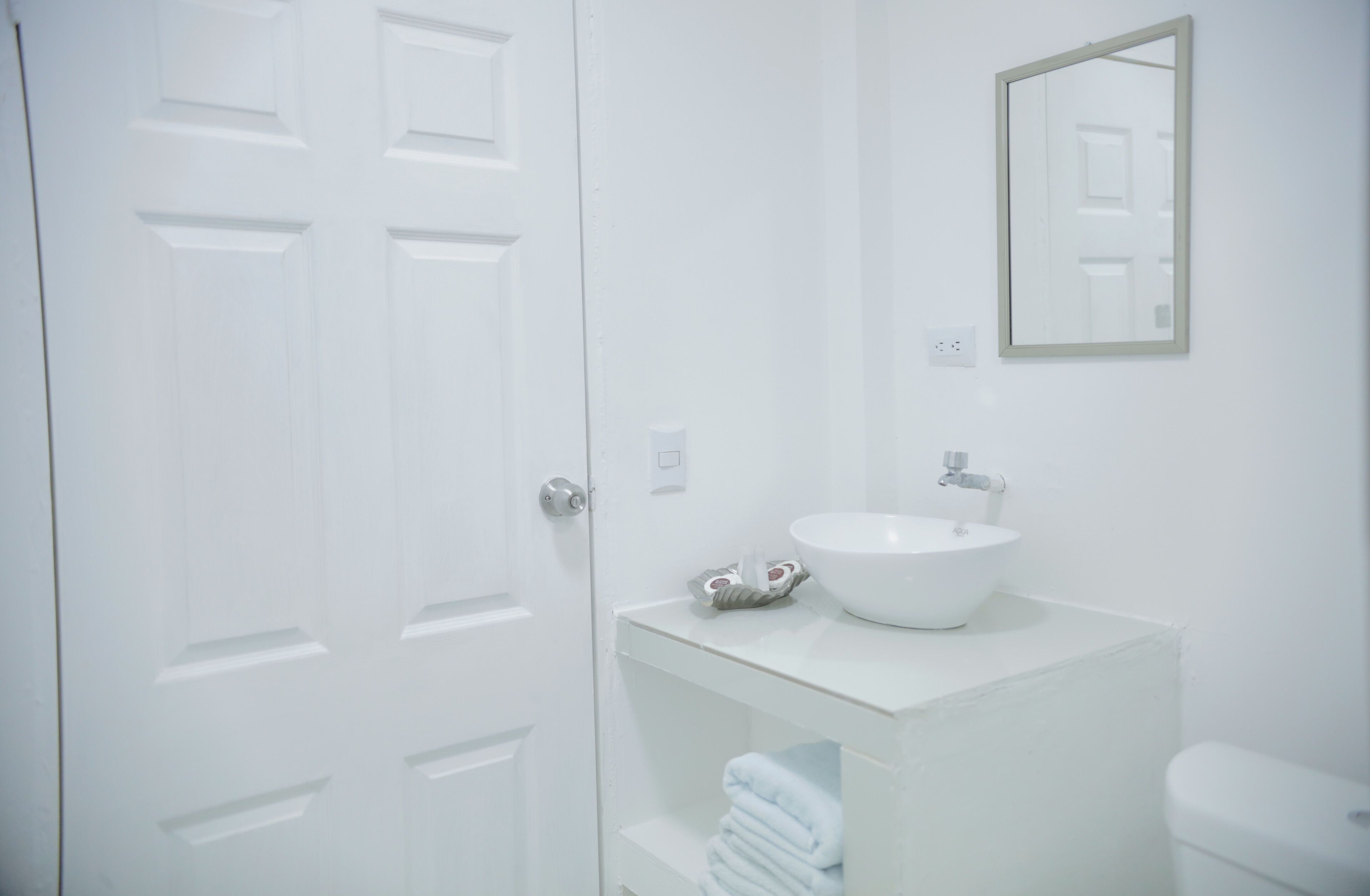 comfort single room, 1 queen bed, private bathroom | bathroom | shower, free toiletries, towels