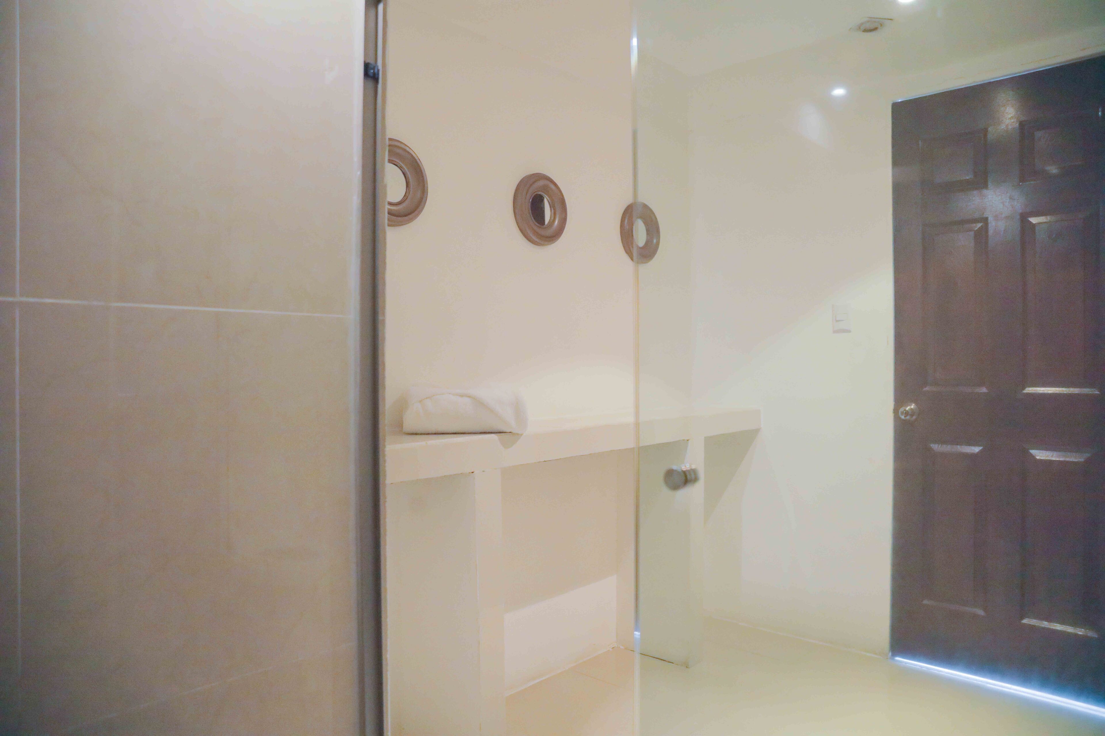 deluxe quadruple room, 2 queen beds, private bathroom, courtyard view | bathroom | shower, free toiletries, towels