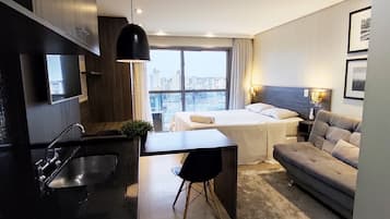 1 dormitorio, cortinas opacas, wifi gratis y ropa de cama