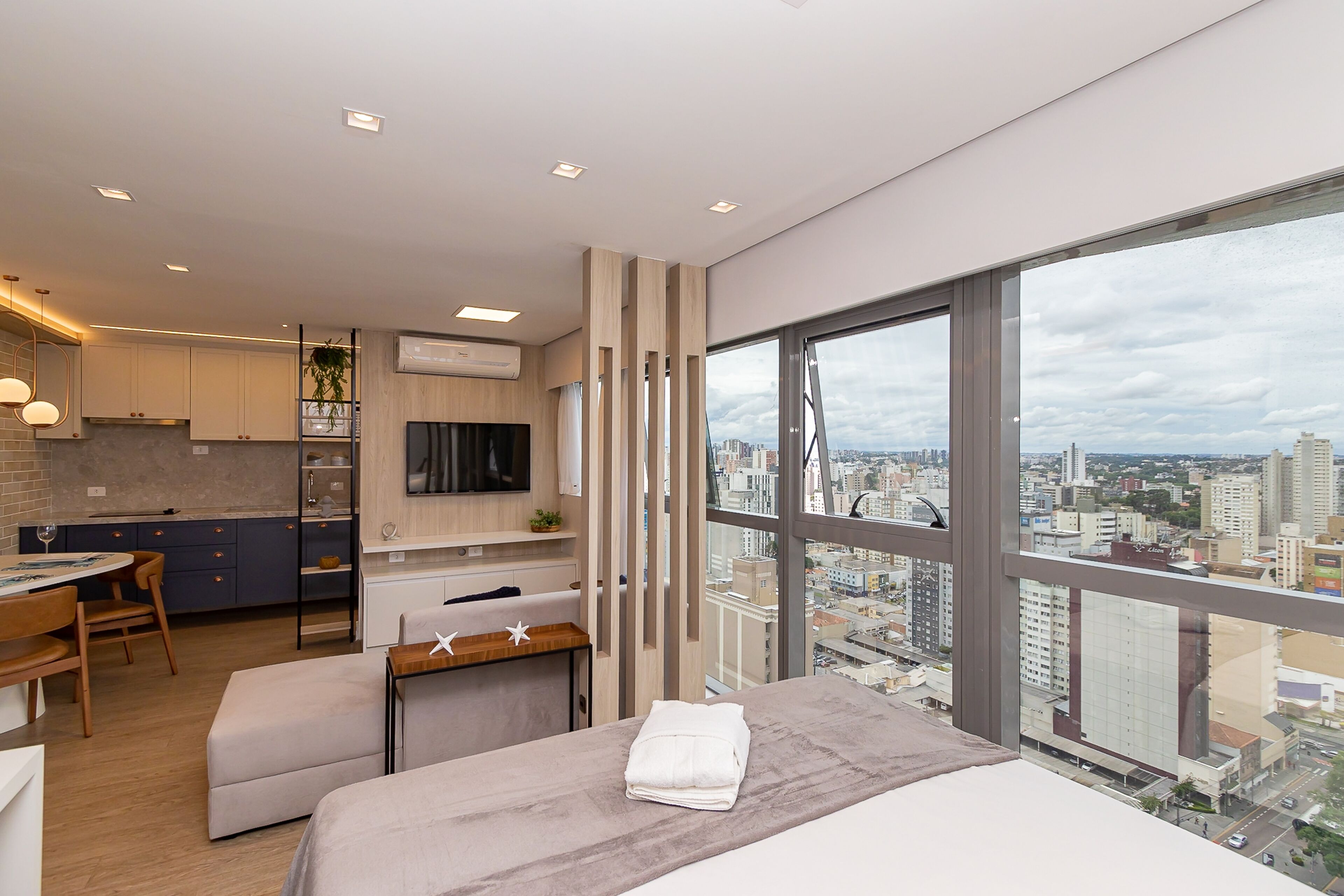 Cortinas blackout, wifi gratis y ropa de cama 