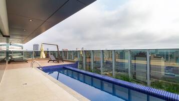 Una piscina al aire libre (de 08:00 a 22:00), sombrillas, tumbonas