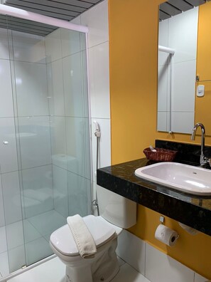 Shower, towels - Boulevard Park Hotel (São Luís)