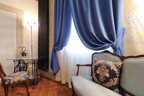 Habitació familiar, diversos llits, amb bany privat, torre (Stair Access Only) | Sala d'estar | Televisor de pantalla plana 