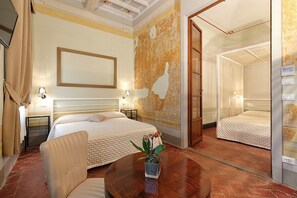 Deluxe Suite, Stair Access Only | Desk, soundproofing, free WiFi - Uffizi Harmony (Florence)