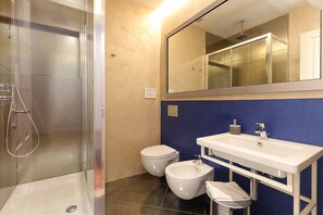 Quarto Triplo, Somente acesso de escada | Banheiro | Chuveiro, produtos de toalete grátis, secador de cabelo, bidê