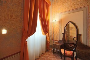 Luxury Double Room, Stair Access Only | Desk, soundproofing, free WiFi - Uffizi Harmony (Florence)