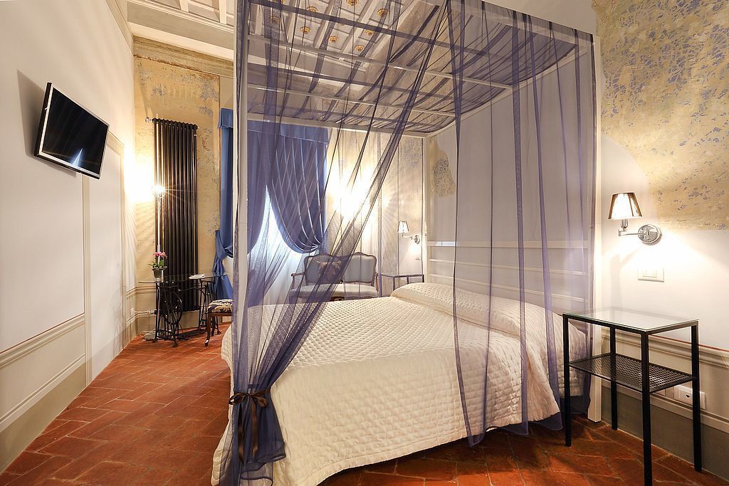 Escritorio, sistema de insonorización y wifi gratis 