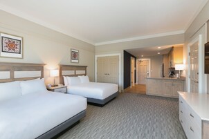 Deluxe 2 Queen Beds | Premium bedding, soundproofing, iron/ironing board, free WiFi