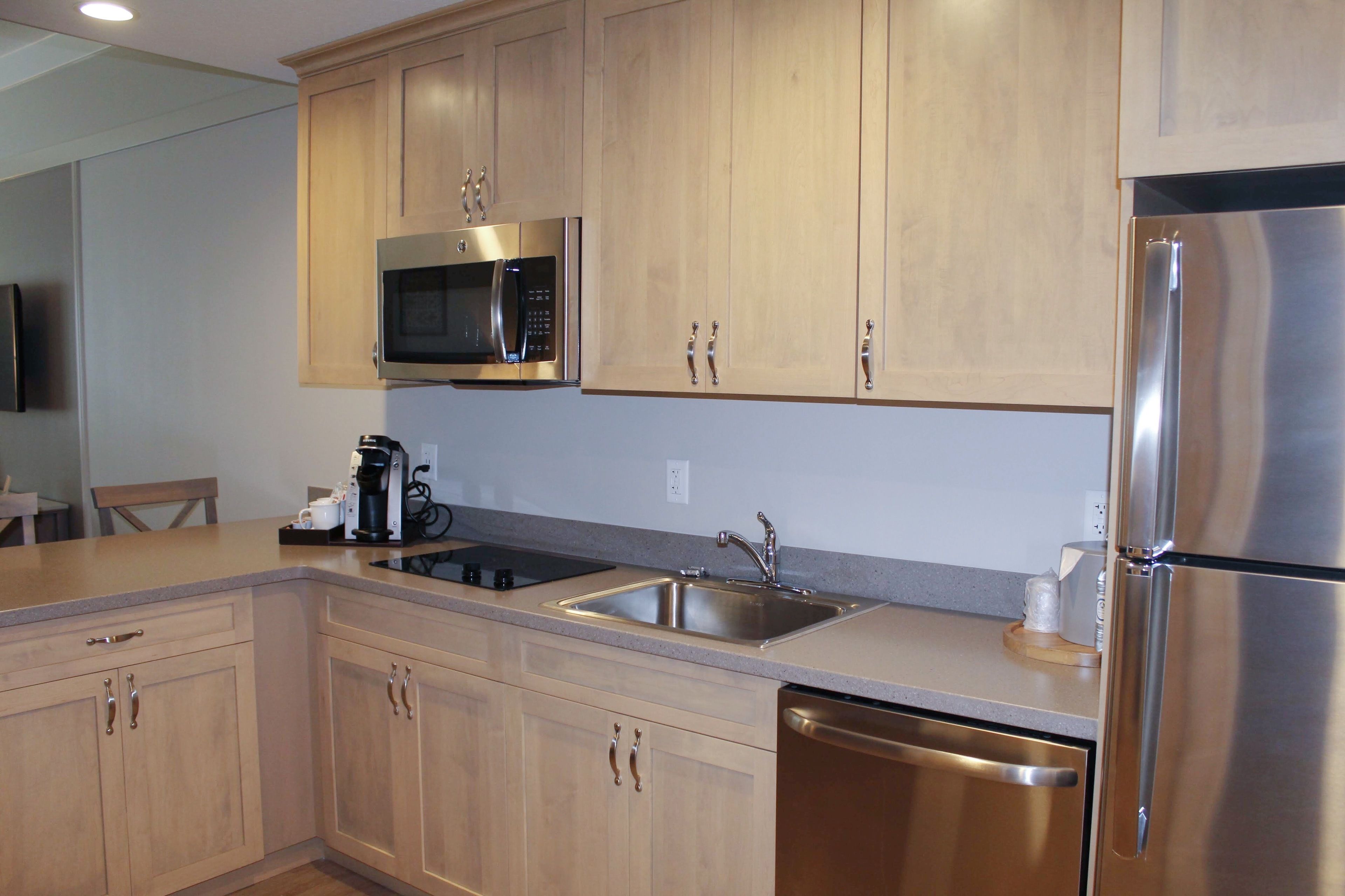 fridge, coffee/tea maker