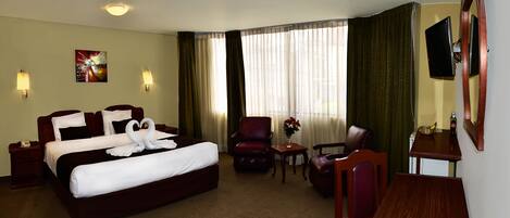 Suite, 1 kingsize bed | Een minibar, een kluis op de kamer, een bureau, geluiddichte muren