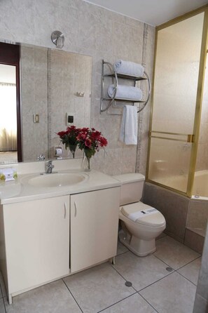 Chambre double, 1 lit double | Salle de bain | Douche, articles de toilette (gratuits), serviettes fournies