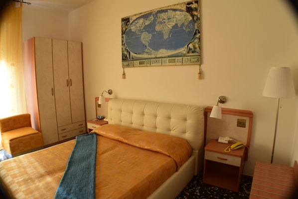 Quarto casal superior | Cofres nos quartos, escrivaninha, Wi-Fi de cortesia