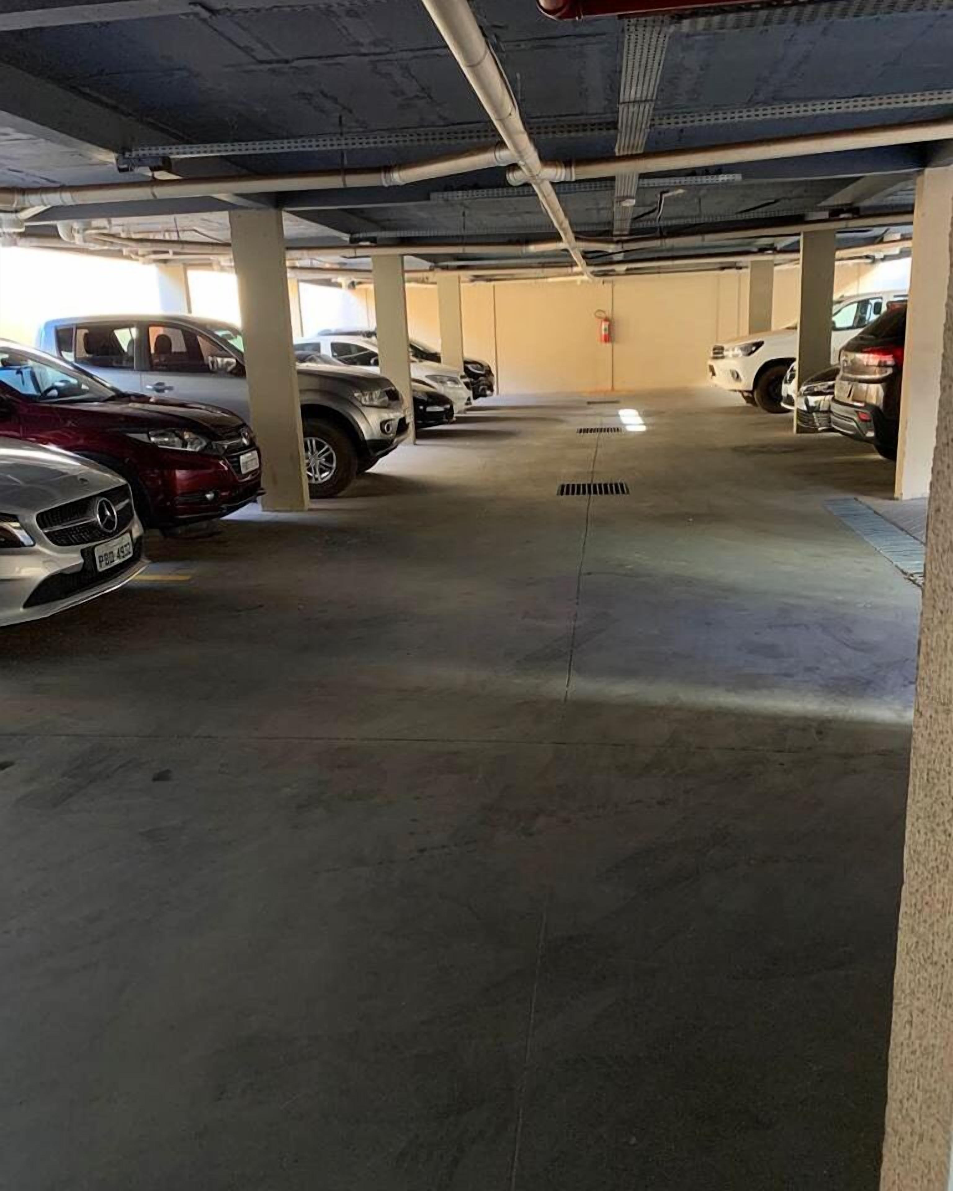 Un aparcamiento de varios niveles con varios coches estacionados.