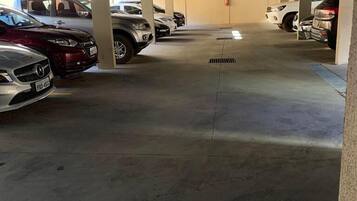Un aparcamiento de varios niveles con varios coches estacionados.