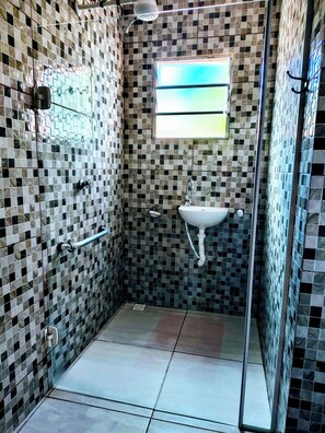 Economic Opala Room, ground floor | Baño | Ducha, toallas y champú