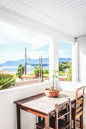 Sapphire Room, economy triple, top floor | Vista spiaggia/mare