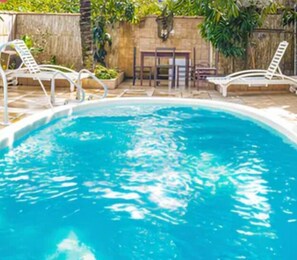 室外游泳池，09:00 至 22:00 开放，日光浴躺椅