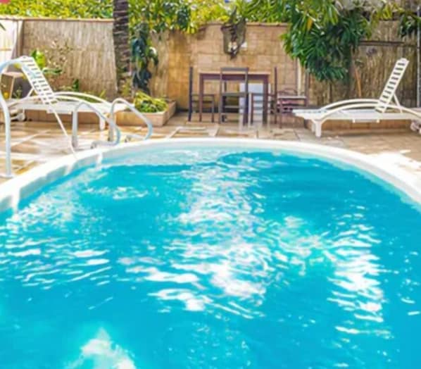 Una piscina al aire libre (de 09:00 a 22:00), tumbonas
