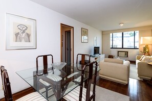 Classic-Apartment, 1 Schlafzimmer, Poolzugang, Poolblick | Essbereich im Zimmer