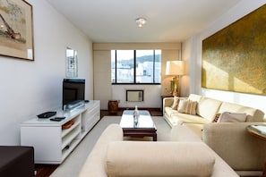 Classic-Apartment, 1 Schlafzimmer, Poolzugang, Poolblick | Wohnzimmer | Flachbildfernseher