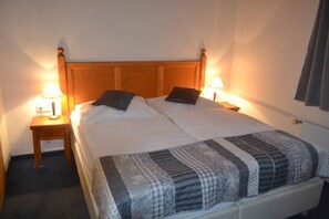 Habitación con 1 cama matrimonial o 2 individuales | Escritorio, tabla de planchar con plancha, cunas y ropa de cama