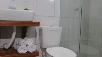 Chuveiro, produtos de toalete grátis, secador de cabelo, chinelos
