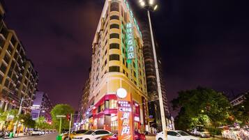 واجهة المنشأة - في المساء/الليل