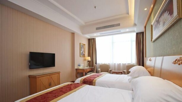 A hotel room with two beds, a television, a desk, and a chair. - Vienna Hotel (Shenzhen Tianbao Road) (SHENZHEN)