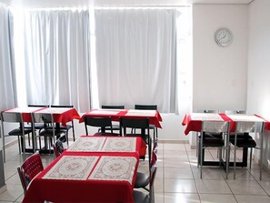 Café da manhã com buffet grátis todos os dias