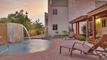 2 albercas al aire libre, sombrillas en la alberca y camastros