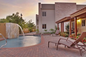 2 piscinas al aire libre, sombrillas, sillones reclinables de piscina