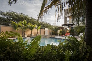 2 piscinas al aire libre, sombrillas, tumbonas