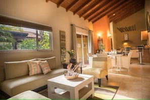 Familiehus, 2 soverom, kjøkken, gårdsplassområde | Oppholdsområde