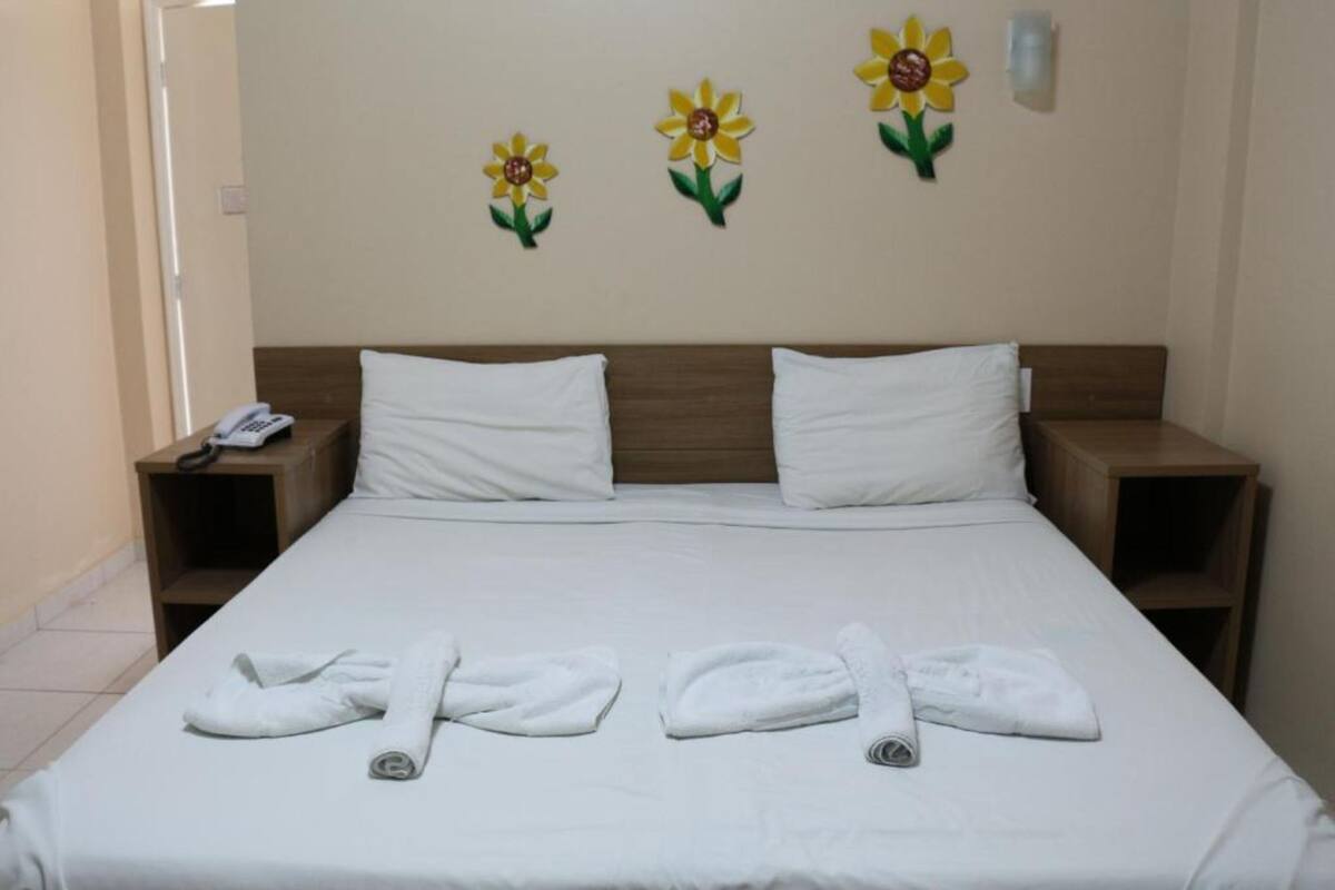 standard single room | minibar, in-room safe, individually decorated, desk