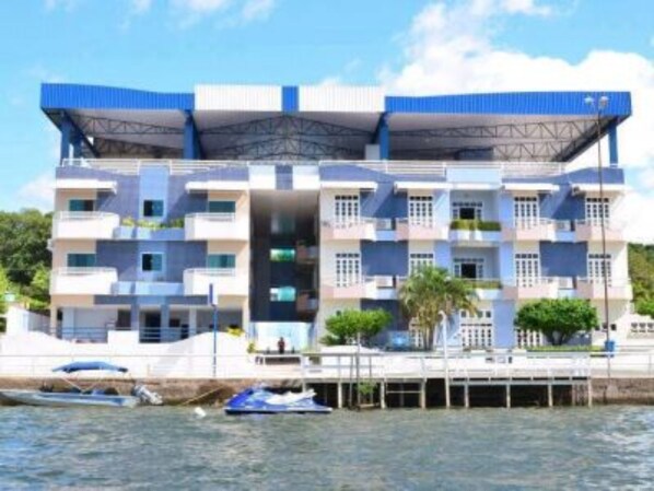 A modern multi-story hotel with balconies, located near a waterfront. - Hotel Mirante da Ilha (Santarém)