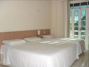 Minibar, Zimmersafe, individuell dekoriert, Schreibtisch