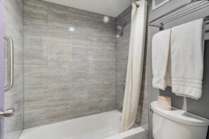 Bañera con ducha, artículos de tocador gratuitos, secador de pelo