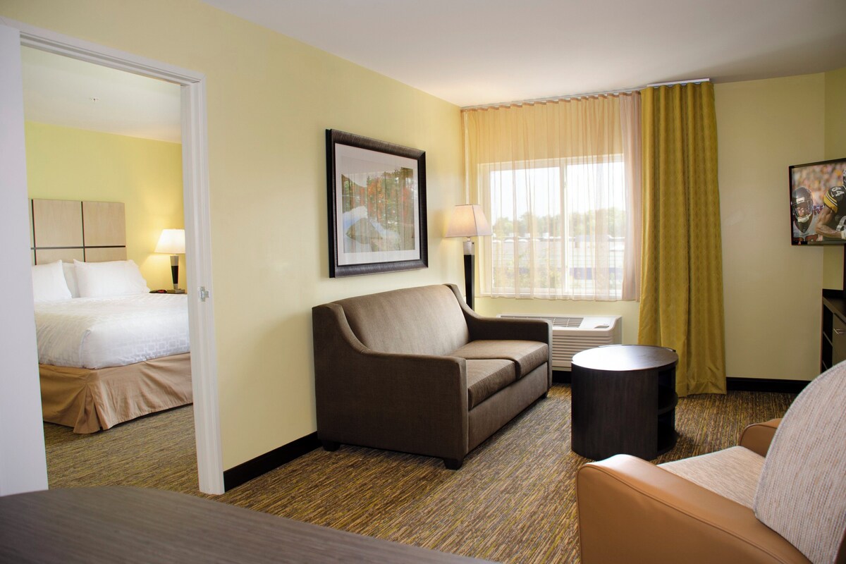 Suite, 1 cama King size | Escritorio, espacio para trabajar con laptop y cortinas blackout 