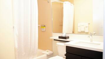 Bañera con ducha, secador de pelo, toallas