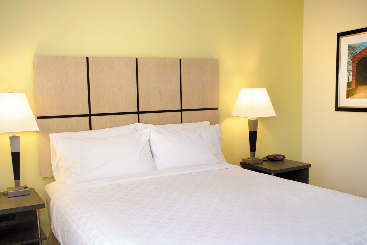 Escritorio, espacio para trabajar con laptop y cortinas blackout 