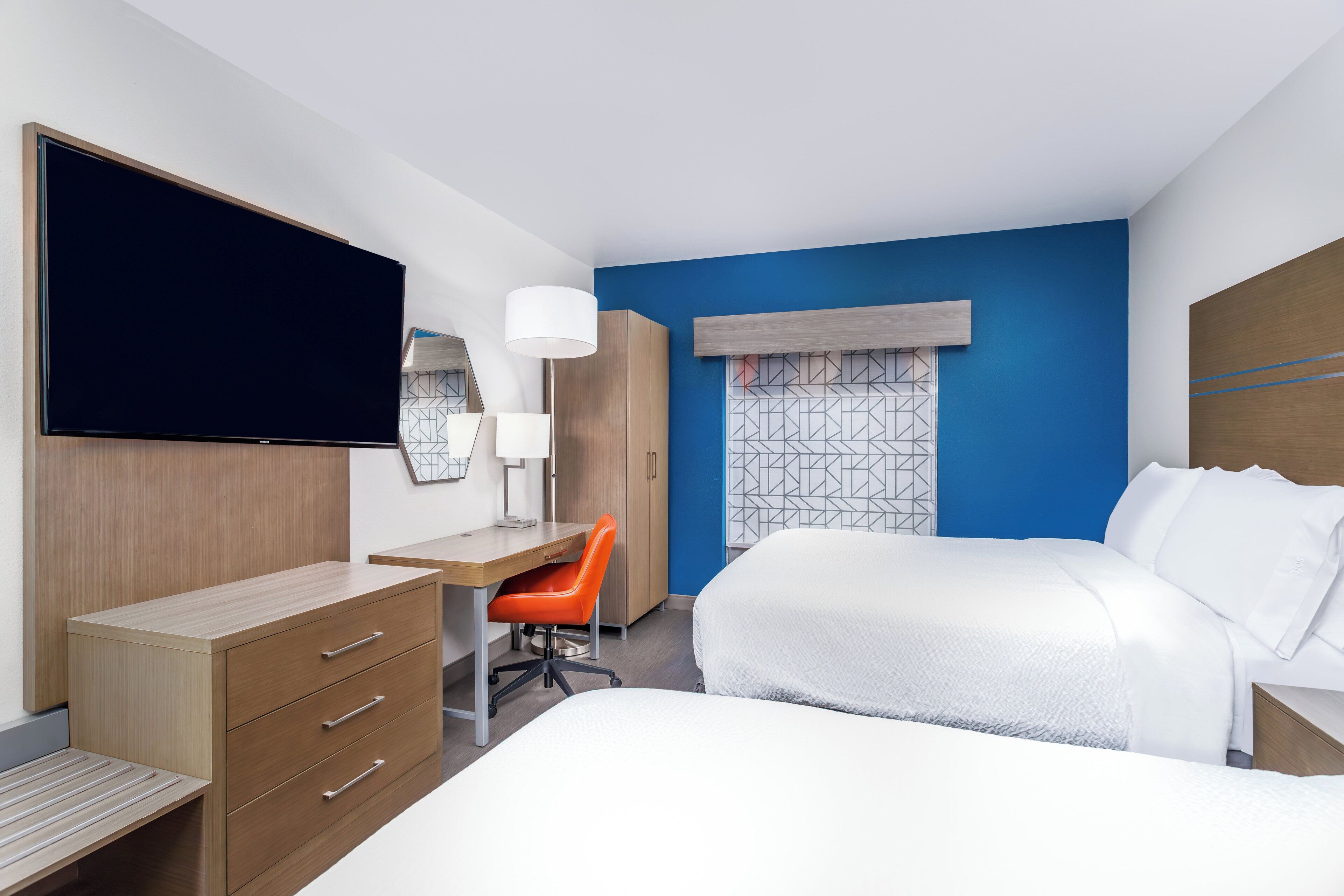 Escrivaninha, cortinas blackout, ferros/tábuas de passar roupa