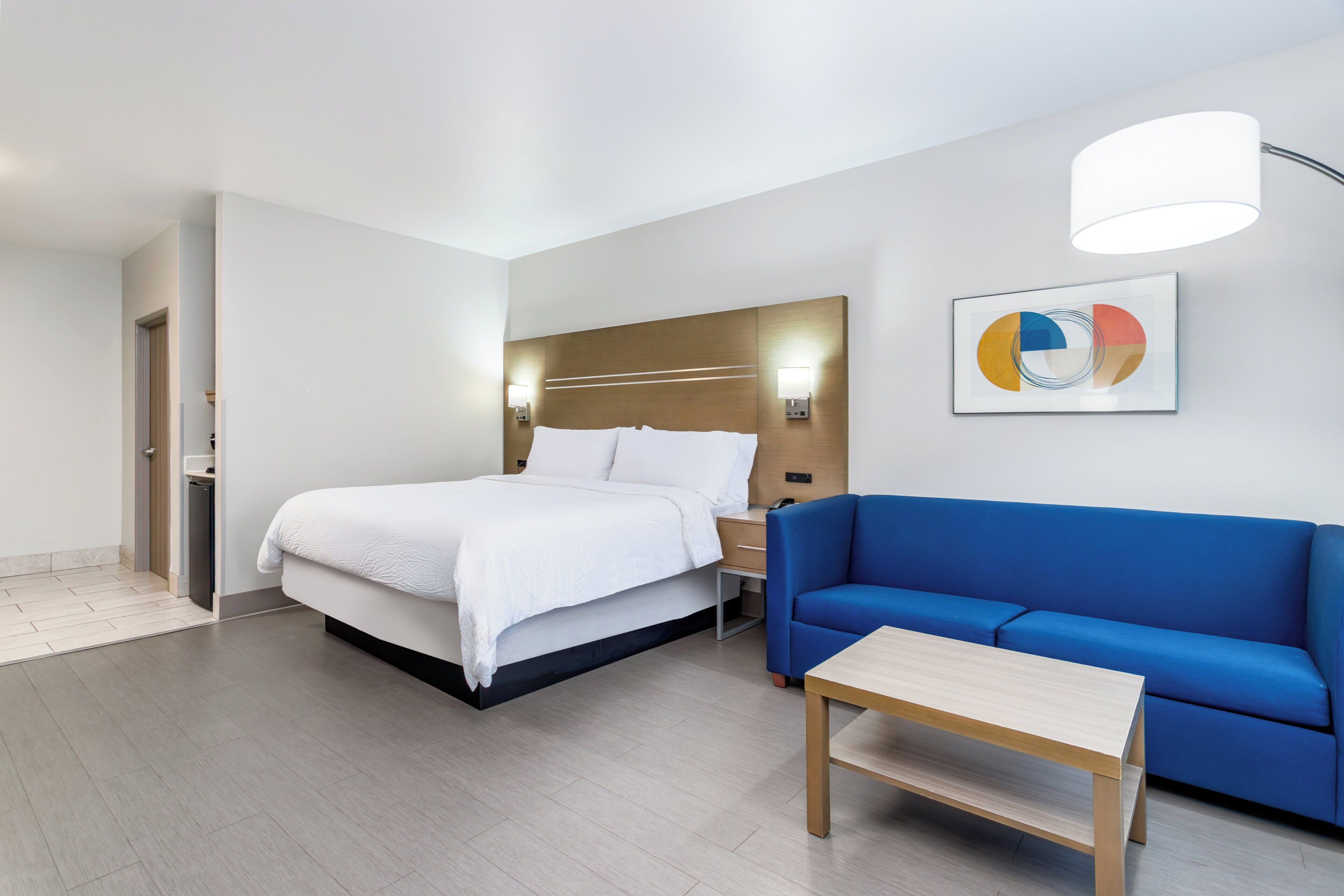 Escrivaninha, cortinas blackout, ferros/tábuas de passar roupa