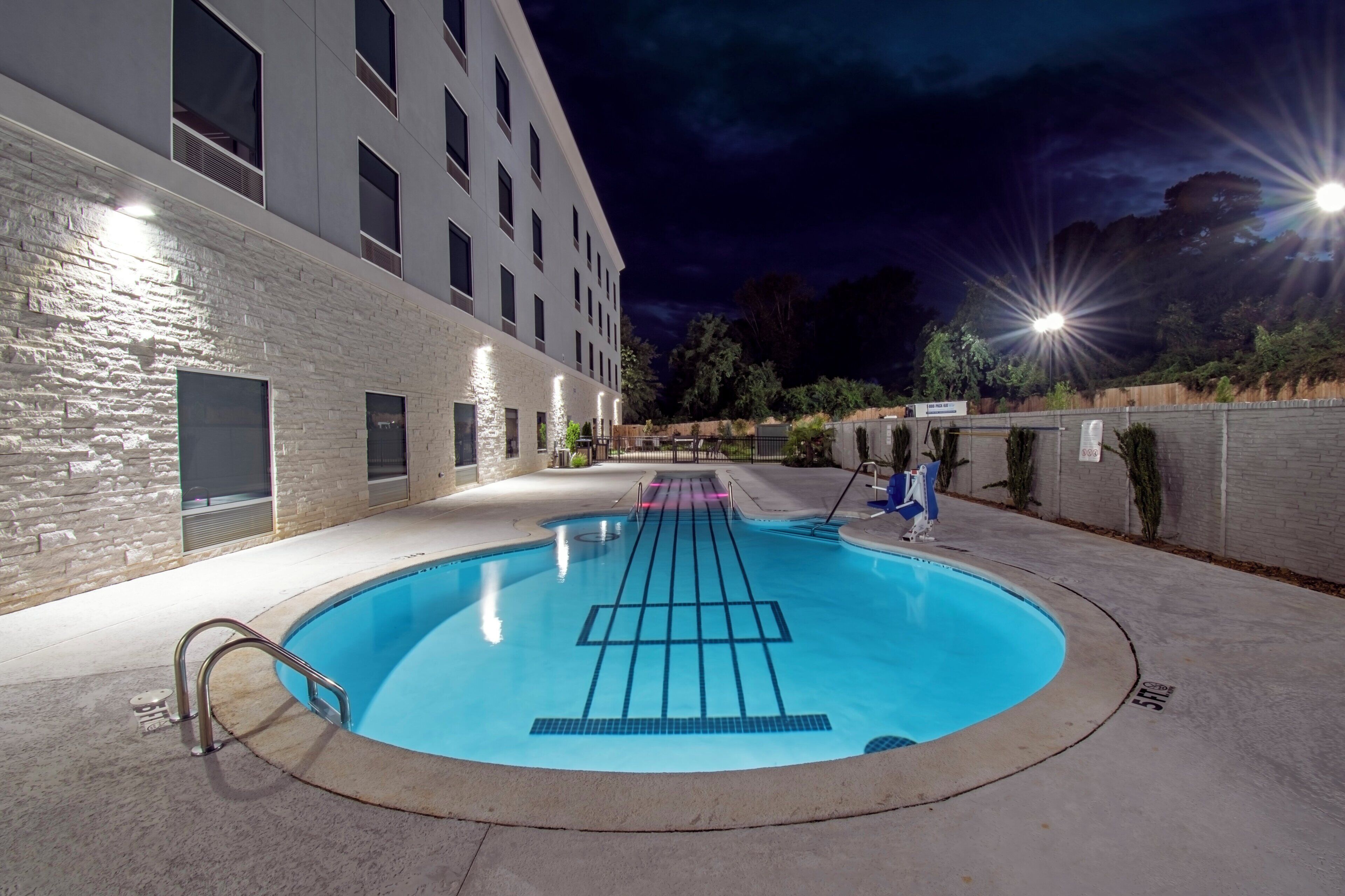 Una piscina al aire libre de temporada